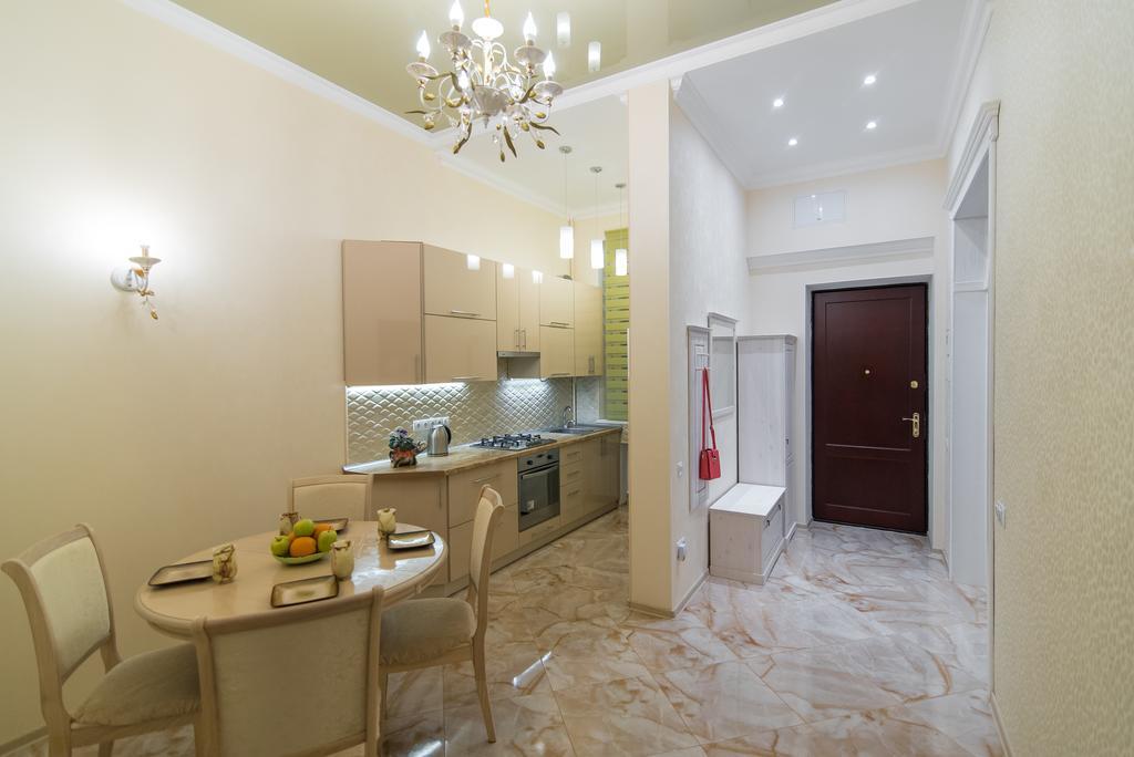 Vip Apartment Na Derebasovskoi Odesa Exterior photo