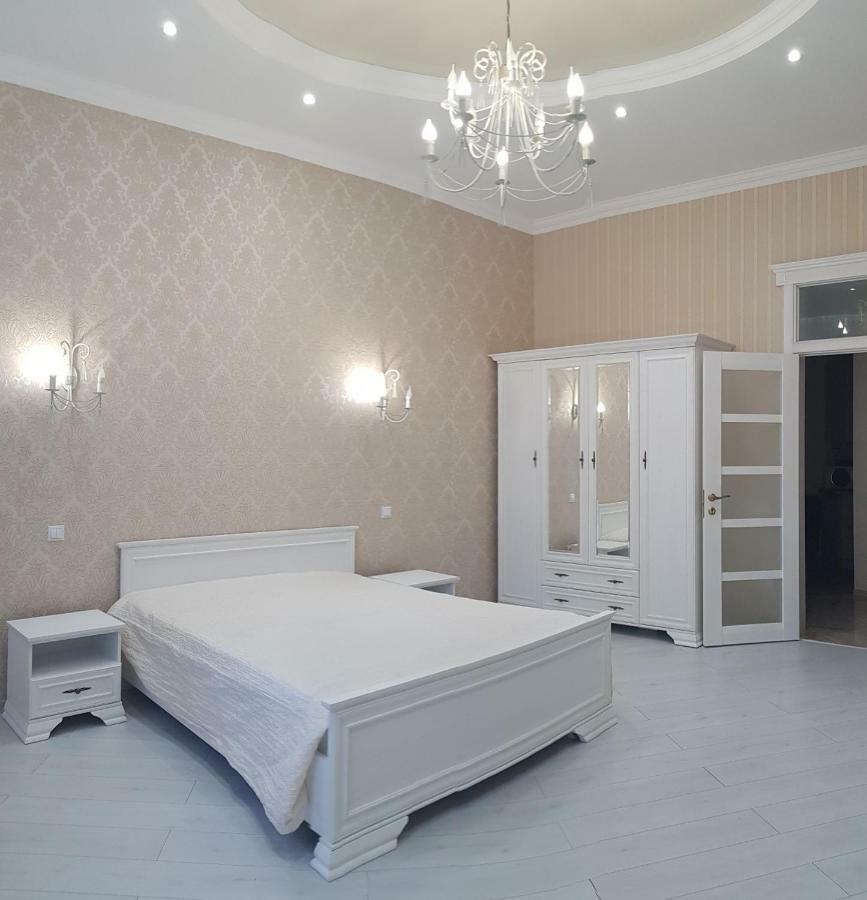 Vip Apartment Na Derebasovskoi Odesa Exterior photo